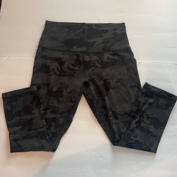 Lululemon Align Capri Camo Sz 8 - Picture 6 of 9